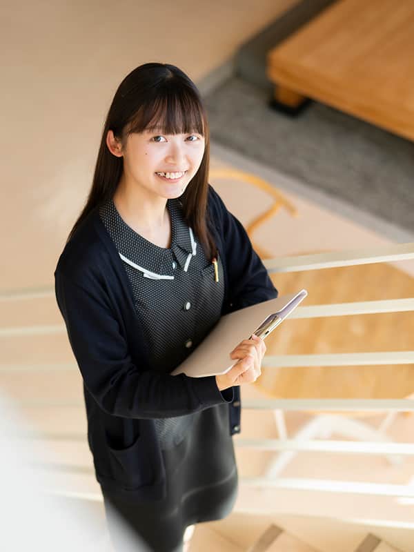 建設現場を歩く社員