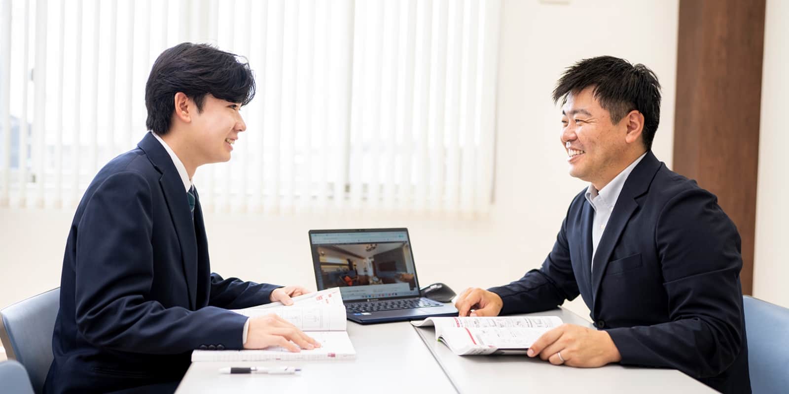 オフィスで働く社員