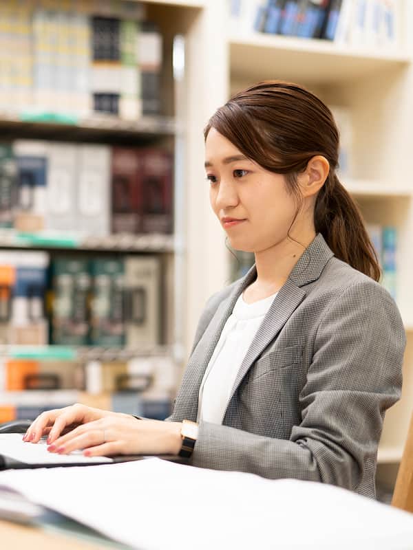 建設現場を歩く社員
