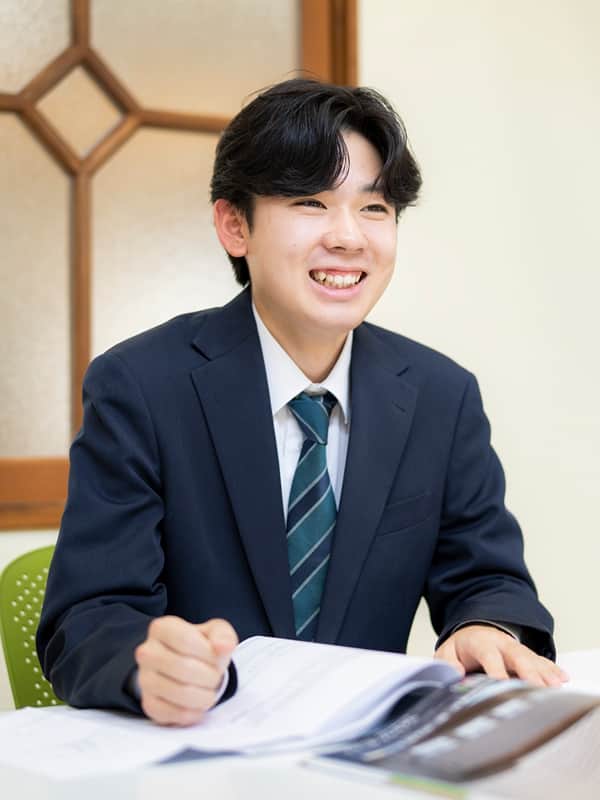 建設現場を歩く社員